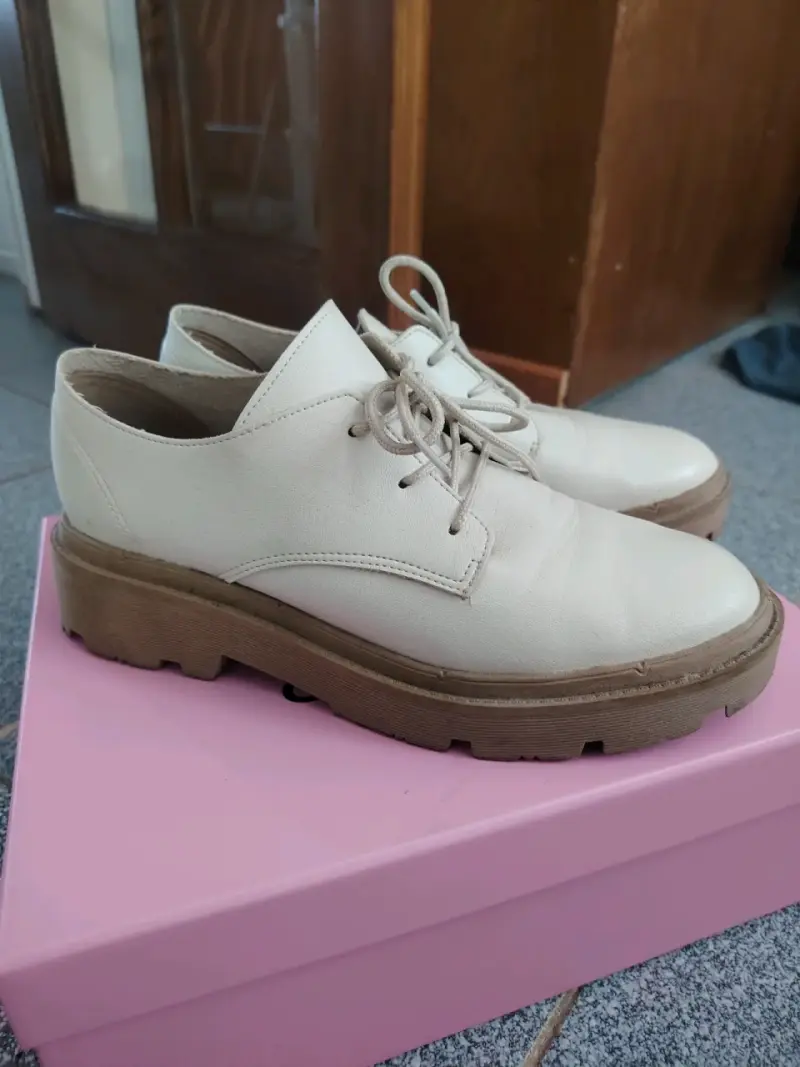 Zapatos de cuero beige con plataforma - 1