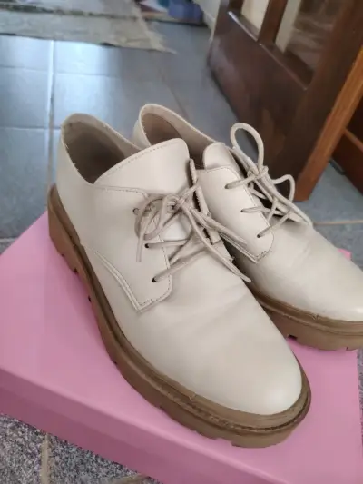 Zapatos de cuero beige con plataforma - miniatura 2