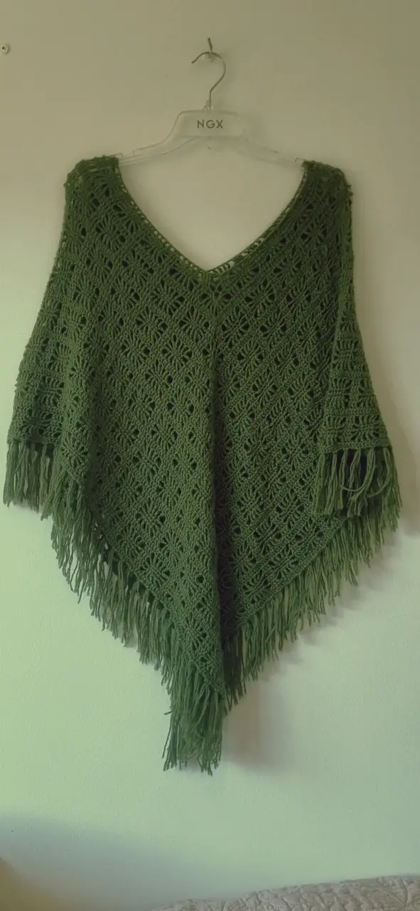 Poncho color Verde a Crochet Hecho a Mano