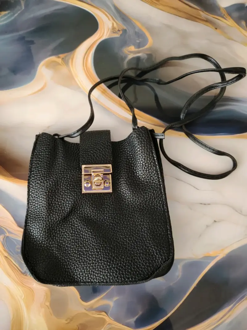 Bolso negro con broche metálico - 1