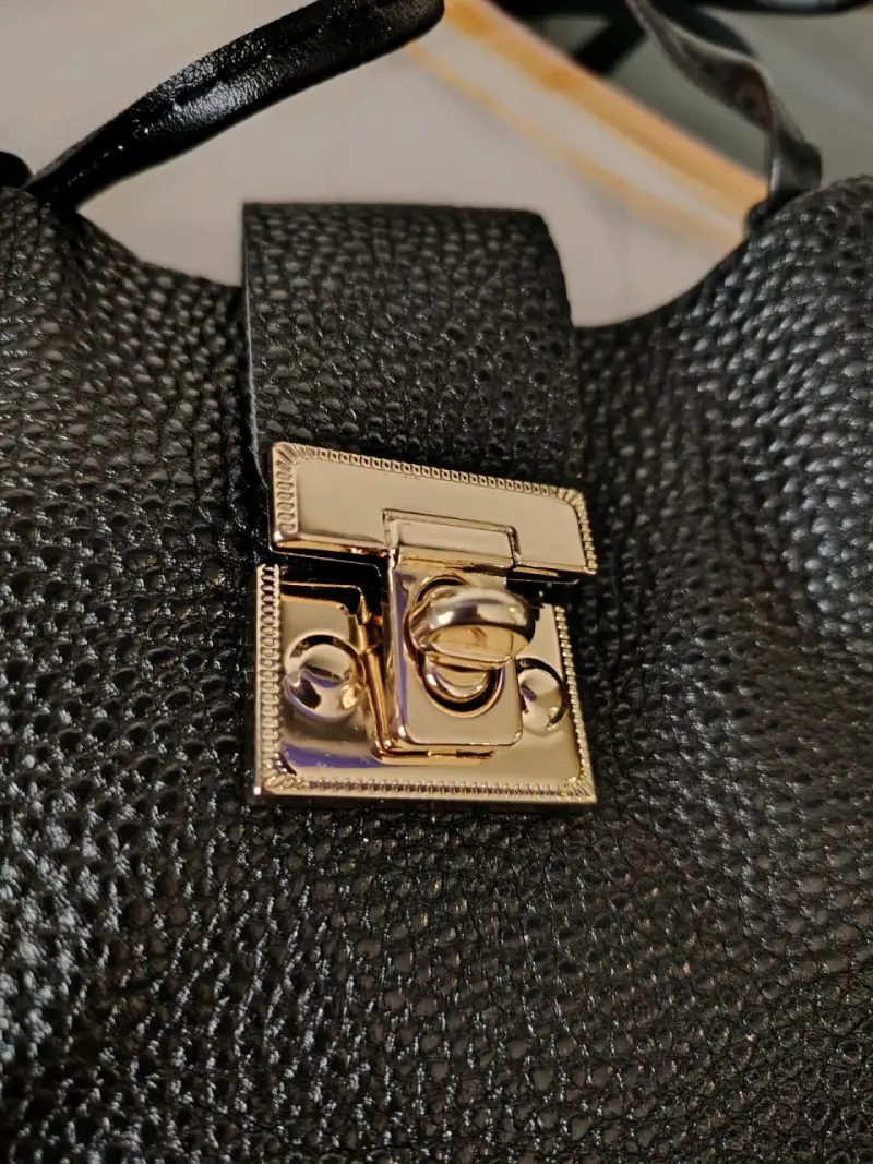 Bolso negro con broche metálico - 2