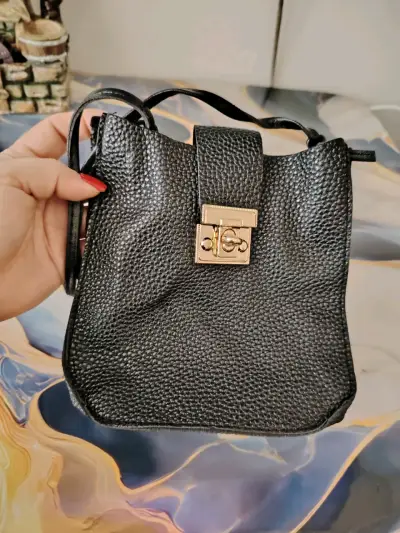 Bolso negro con broche metálico - miniatura 4