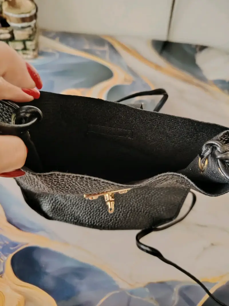 Bolso negro con broche metálico - 5