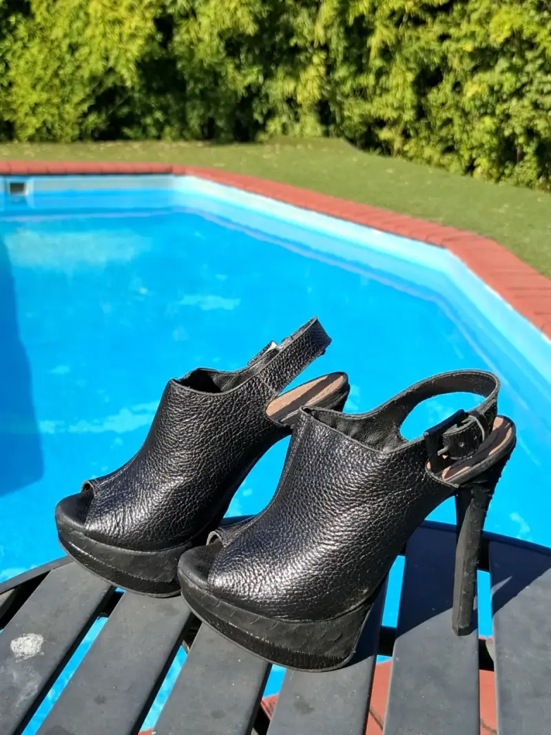 Tacones negros de cuero con plataforma
