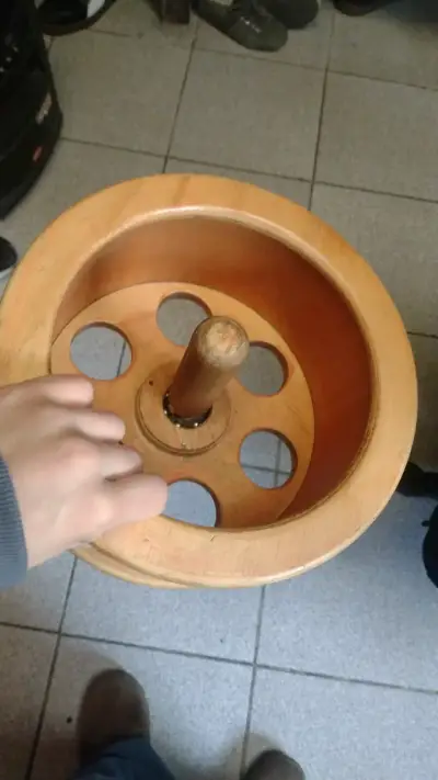 Carrete de madera para elevar volantin - miniatura 2
