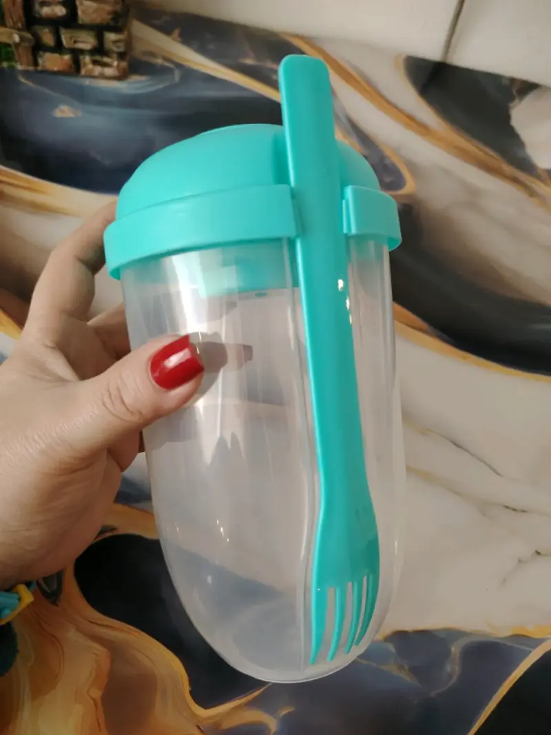 Envase de ensalada con tenedor y compartimento - 1
