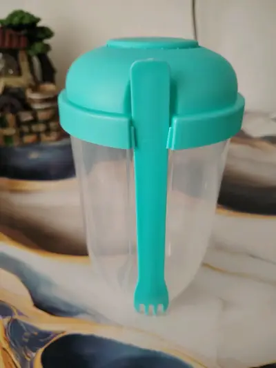 Envase de ensalada con tenedor y compartimento - miniatura 2