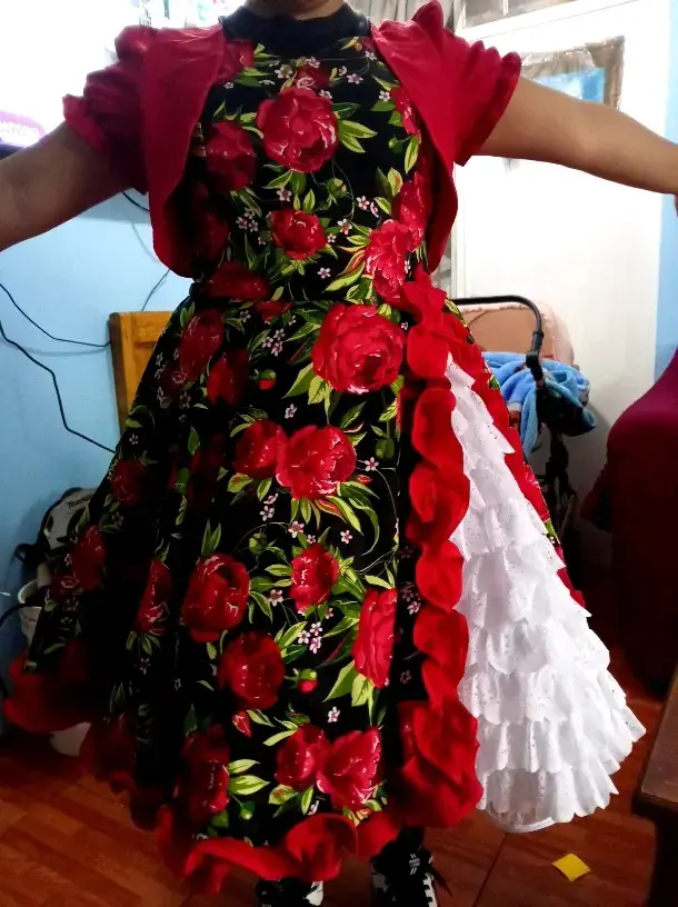 Vestido cueca chileno con flores rojas