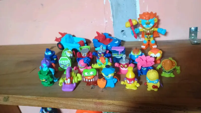 Lote de figuras de acción coleccionables - 1
