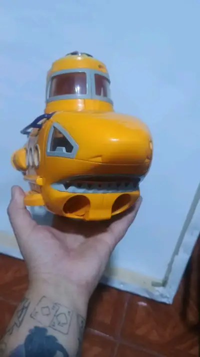 Submarino de juguete amarillo para niños - miniatura 3