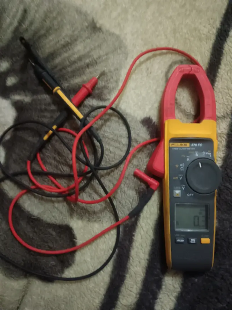 Multímetro de gancho Fluke 376 FC con cables