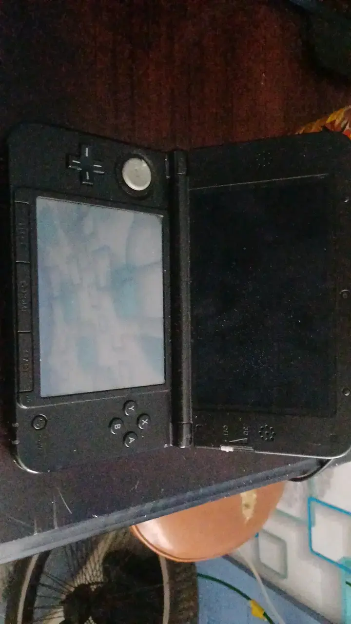 Consola Nintendo 3DS XL roja con cargador - 1