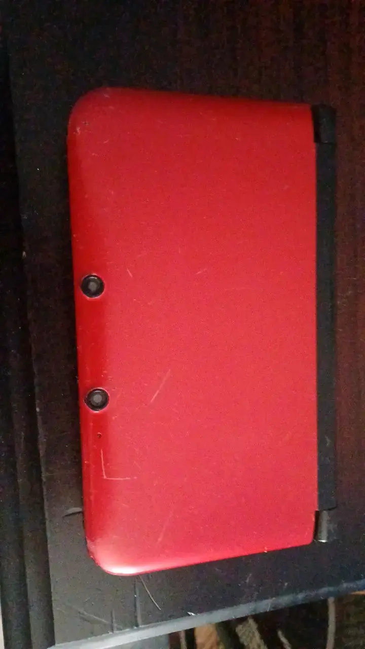 Consola Nintendo 3DS XL roja con cargador - 2