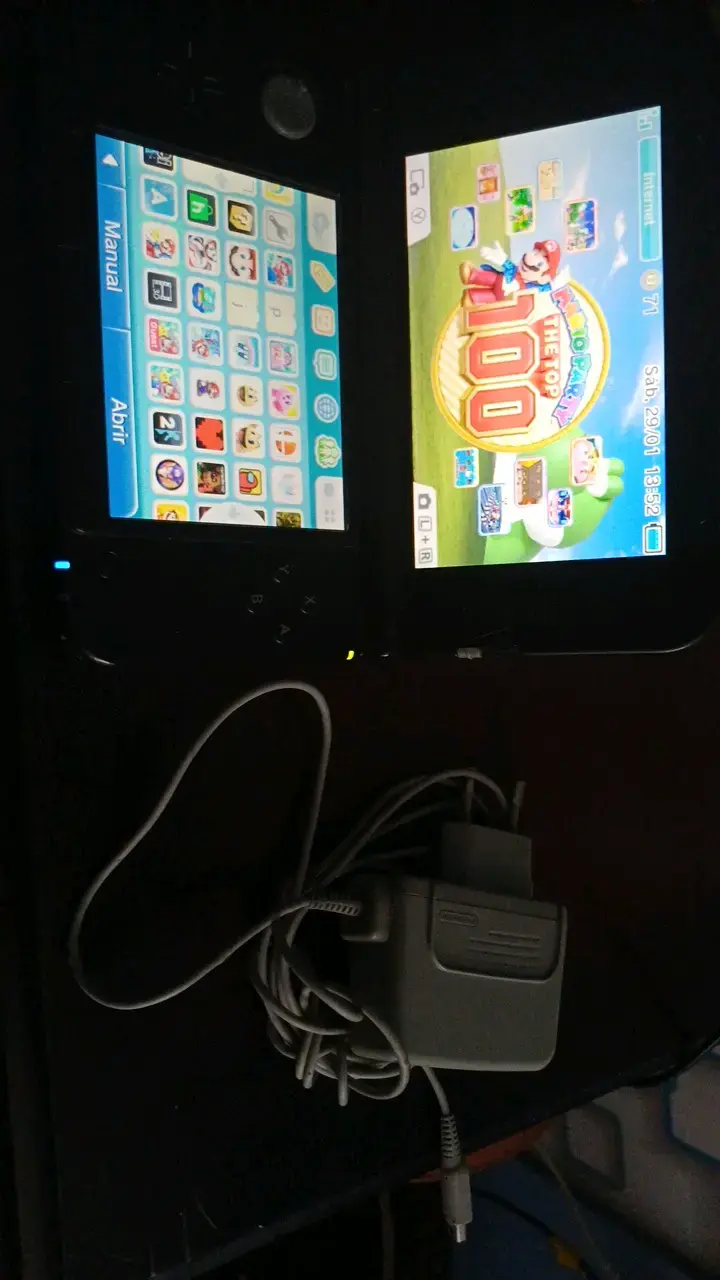 Consola Nintendo 3DS XL roja con cargador - 4