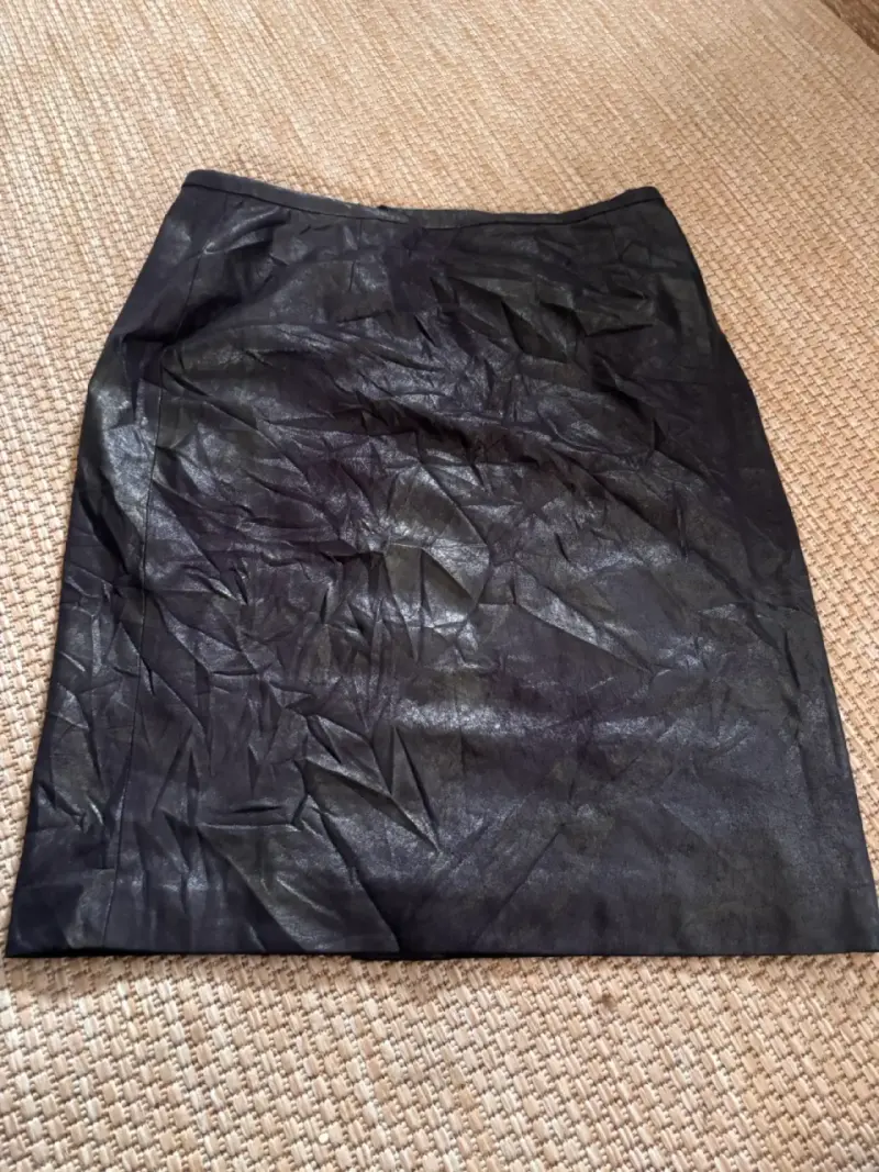 Falda negra Calvin Klein elegante - 2