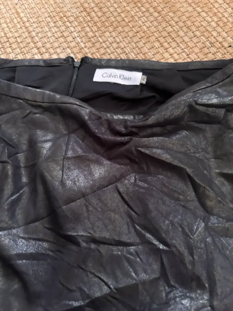 Falda negra Calvin Klein elegante - 3