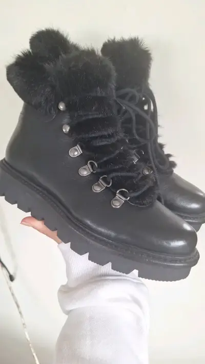 Botas negras con forro de peluche para invierno - miniatura 1