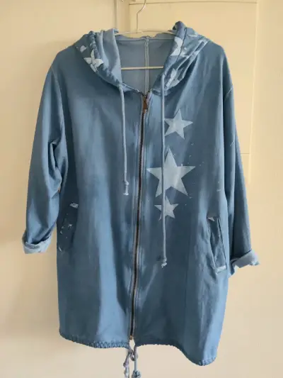 Chaqueta azul con capucha y diseño de estrellas - miniatura 1