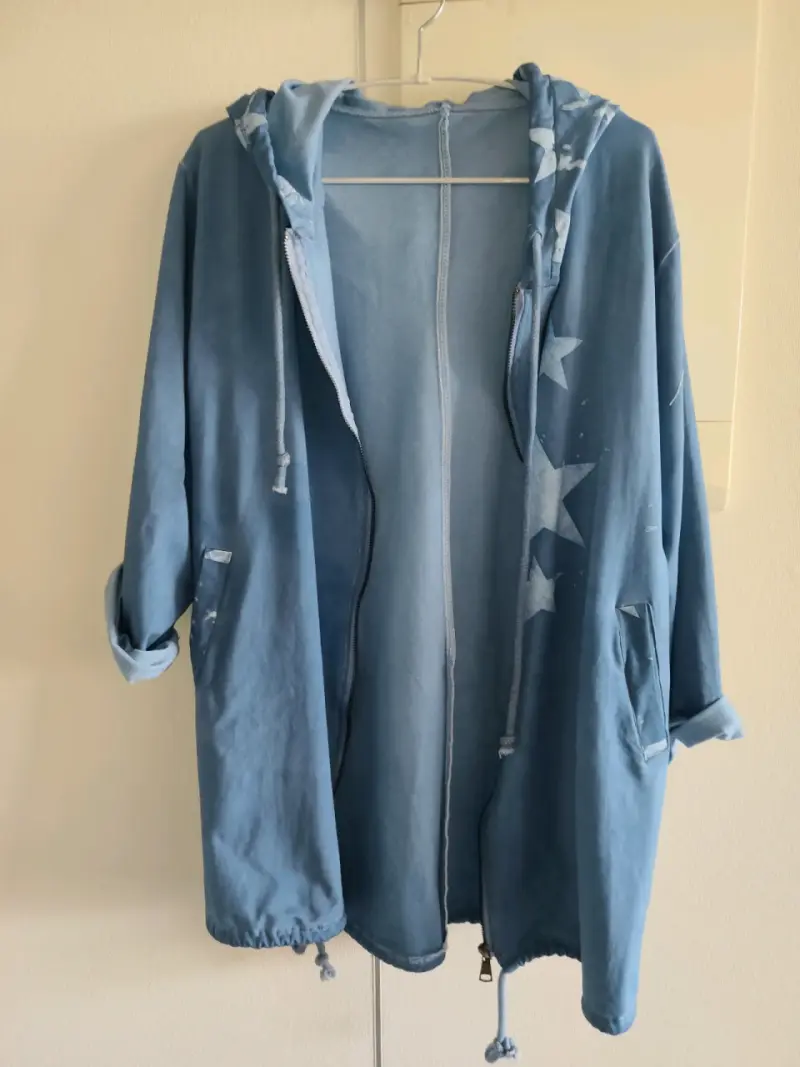 Chaqueta azul con capucha y diseño de estrellas - 2