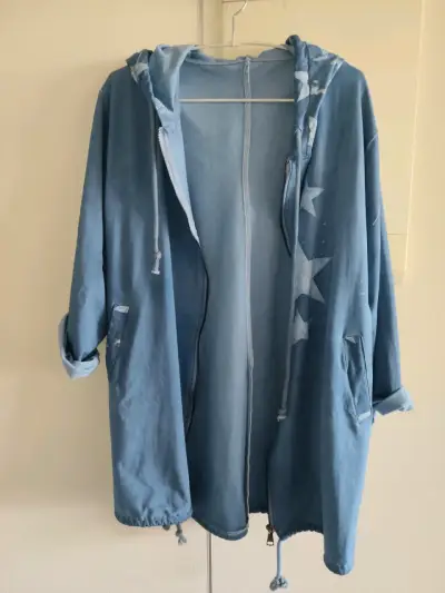 Chaqueta azul con capucha y diseño de estrellas - miniatura 2