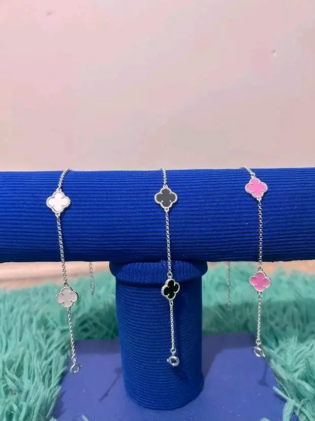 Pulseras de h y m aretes de trebol y de hombres - 1