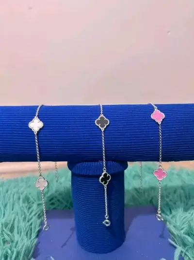 Pulseras de h y m aretes de trebol y de hombres - miniatura 1