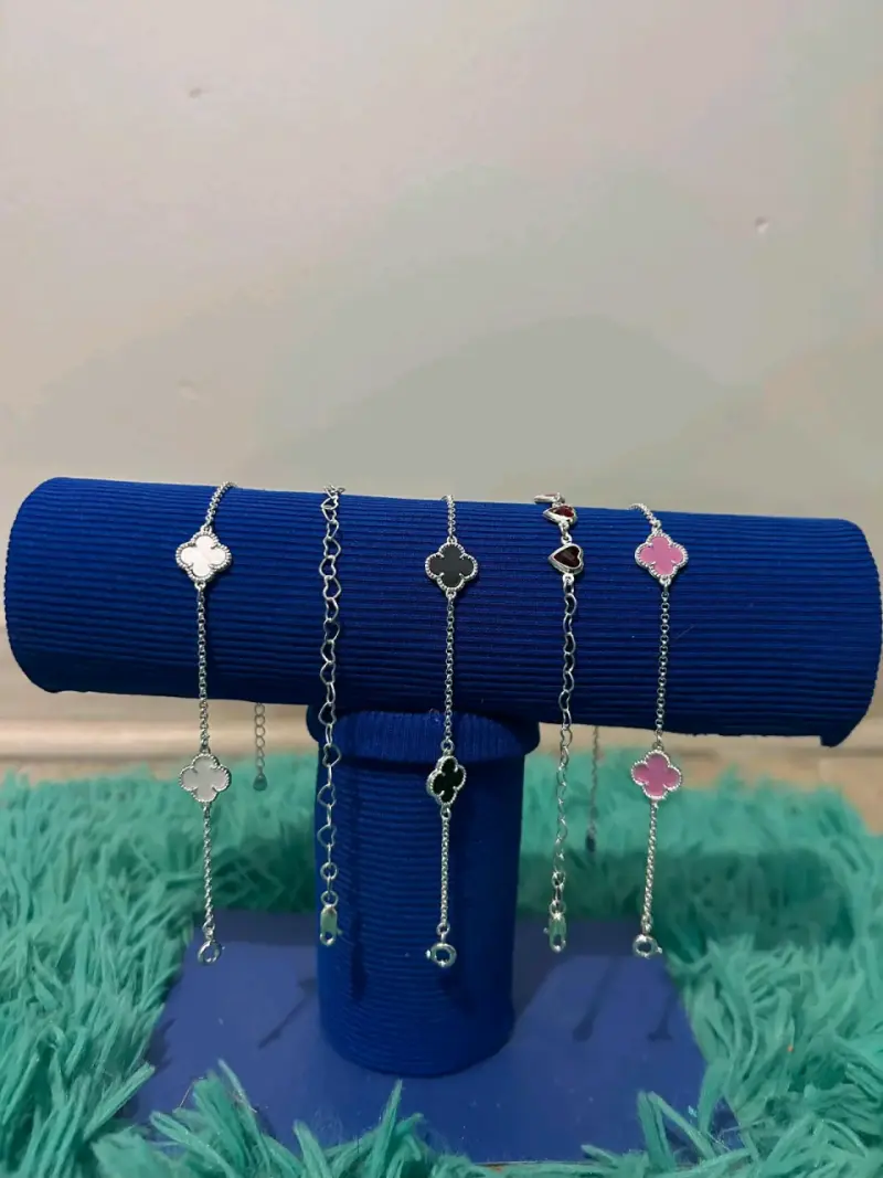 Pulseras de h y m aretes de trebol y de hombres - 2
