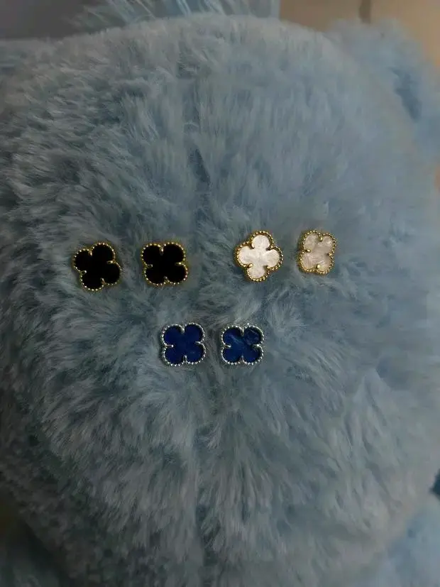 Pulseras de h y m aretes de trebol y de hombres - 4