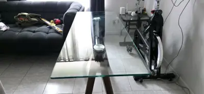 Mesa de arrimo con patas de madera moderna - miniatura 1