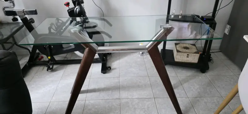 Mesa de arrimo con patas de madera moderna - 3