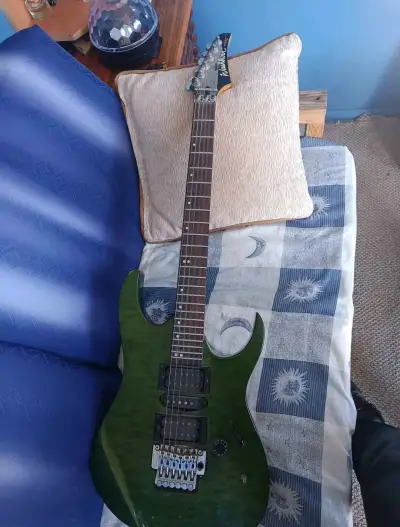 Guitarra eléctrica verde con puente flotante - miniatura 1