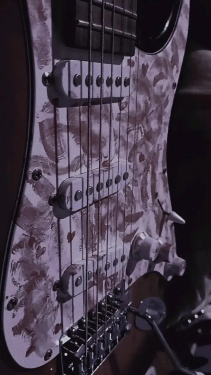 Guitarra eléctrica con diseño de labios - 2