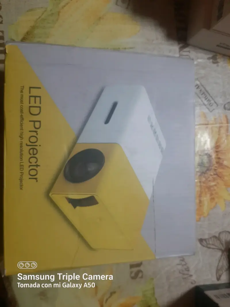 Proyector LED portátil amarillo - 1