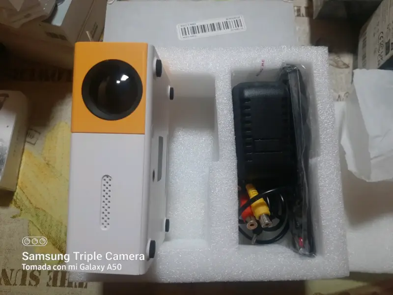 Proyector LED portátil amarillo - 3