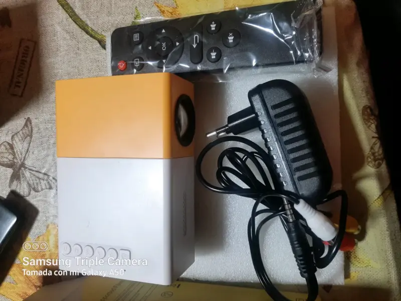 Proyector LED portátil amarillo - 4
