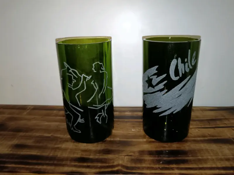 Vasos de vidrio reciclado con grabados decorativos - 1