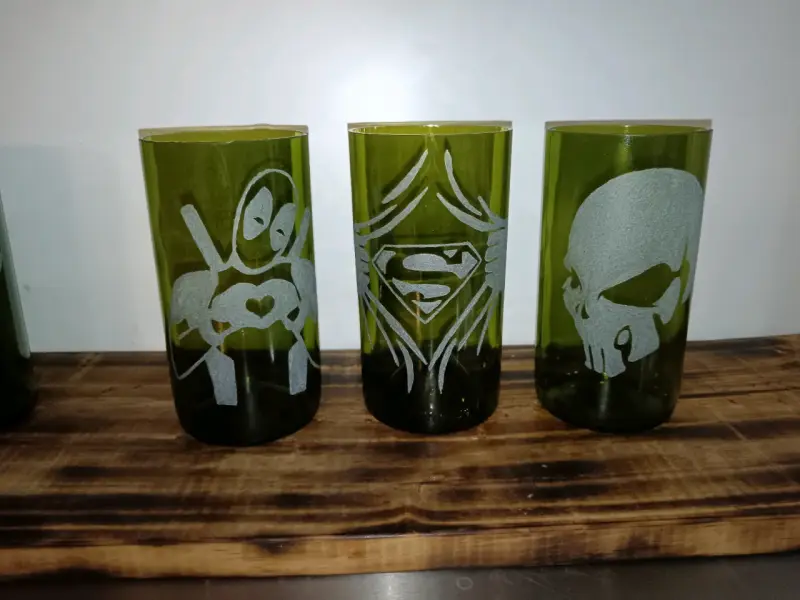 Vasos de vidrio reciclado con grabados decorativos - 2