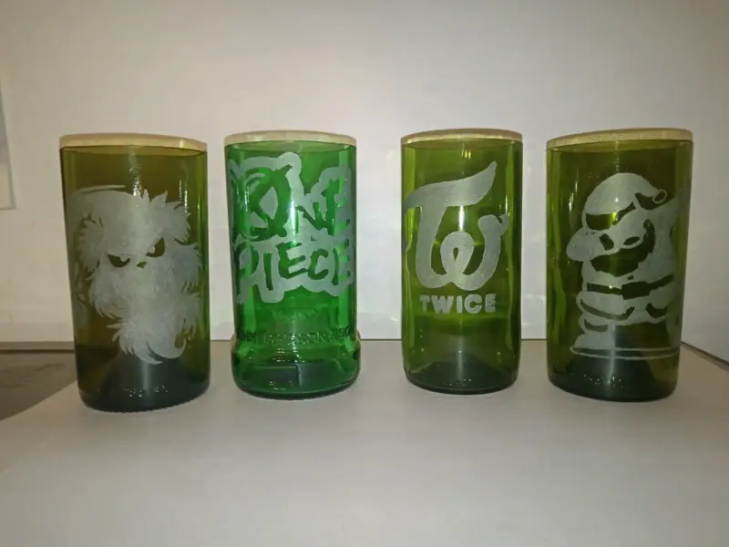 Vasos de vidrio reciclado con grabados decorativos - 5