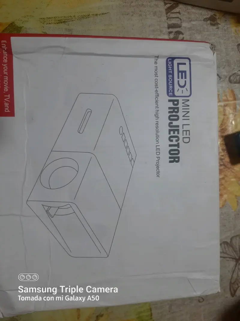 Mini proyector LED portátil con control remoto - 1