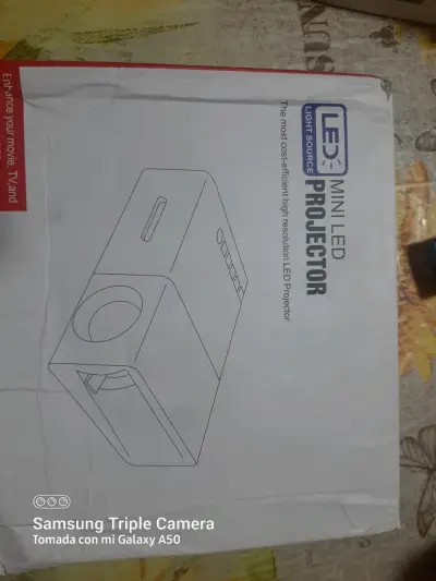 Mini proyector LED portátil con control remoto - miniatura 1