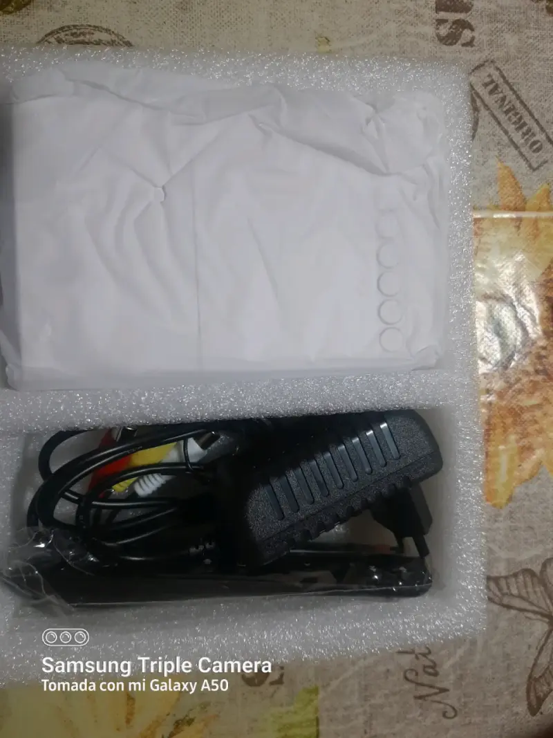 Mini proyector LED portátil con control remoto - 2