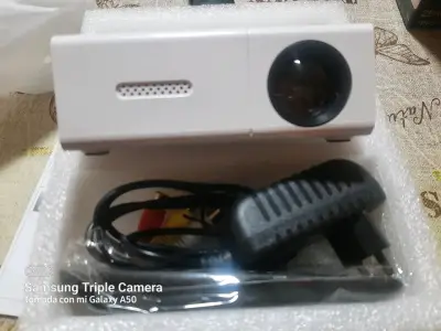 Mini proyector LED portátil con control remoto - miniatura 4