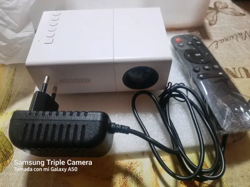 Mini proyector LED portátil con control remoto - 5