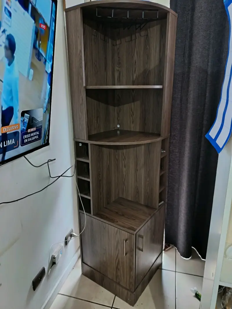 Mueble esquinero de madera con estantes - 1
