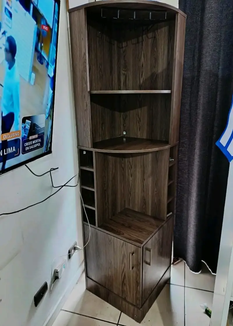 Mueble esquinero de madera con estantes - 2