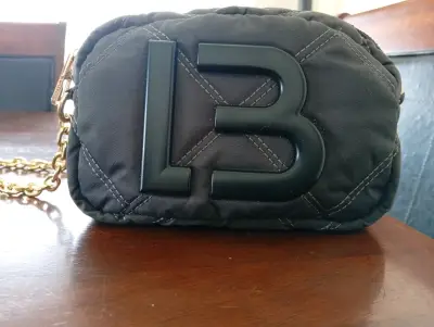 Bolso de mano negro con cadena dorada - miniatura 1