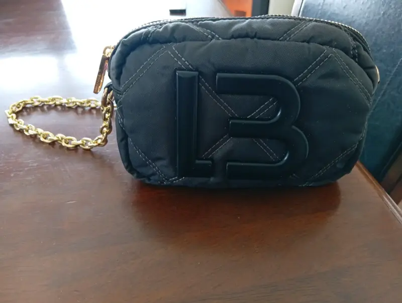 Bolso de mano negro con cadena dorada - 2