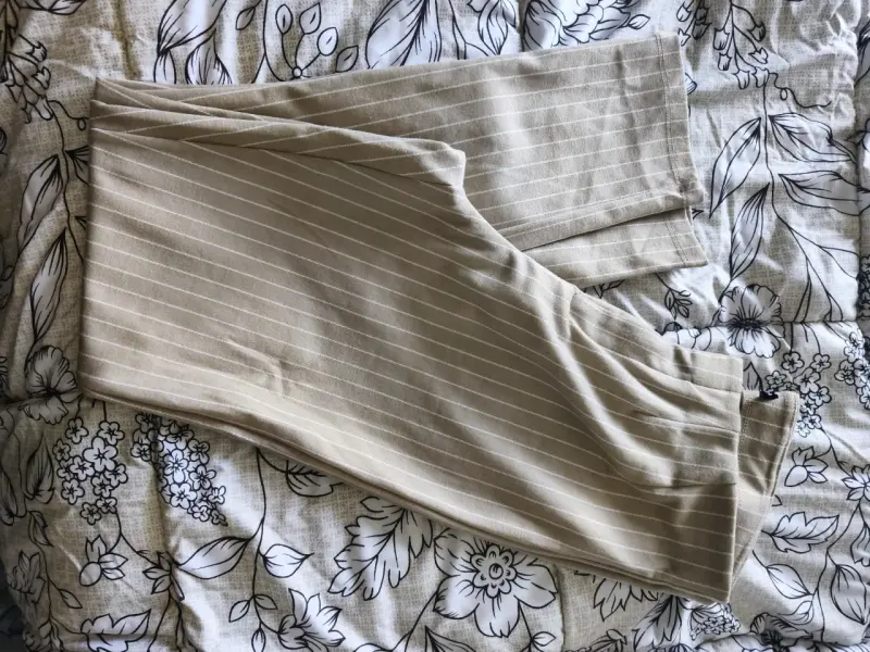 Pantalones beige a rayas para mujer - 1