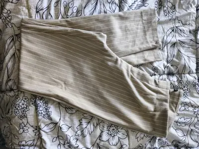 Pantalones beige a rayas para mujer - miniatura 1
