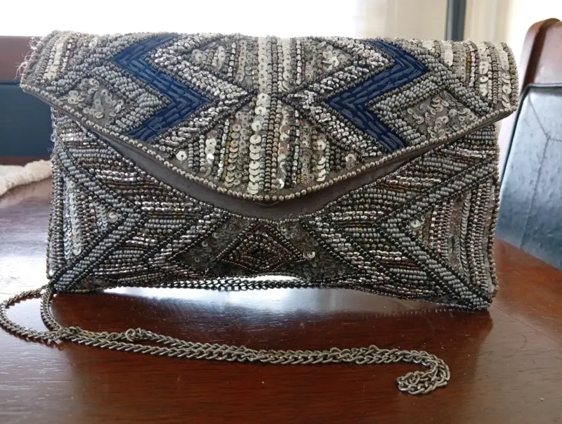 Cartera de Mano con Mostacillas Plateadas